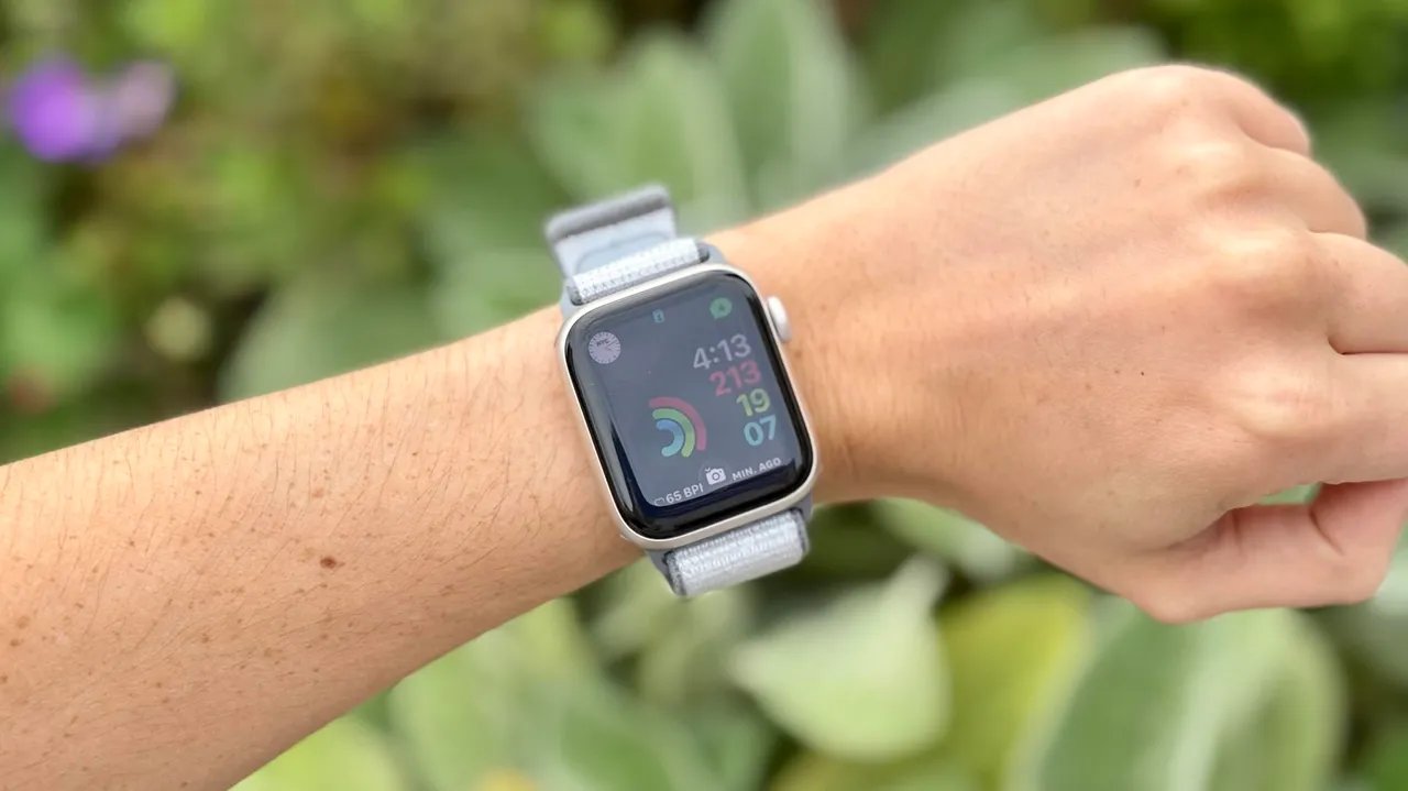 Apple Watch SE 3 on hand