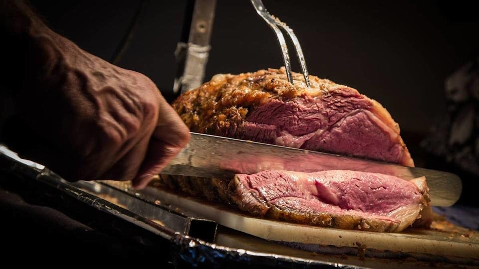 McCormick & Schmick's steak and seafood restaurant closed its last Pittsburgh location.ShengImages/Shutterstock