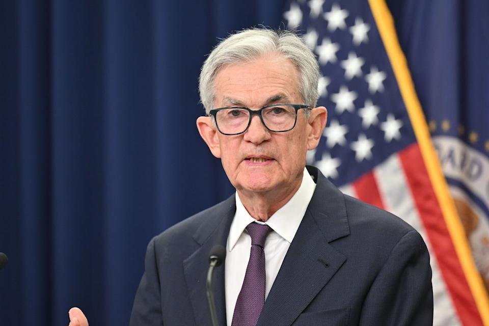 Federal Reserve Chaiman Jerome Powell in front of an American flag.