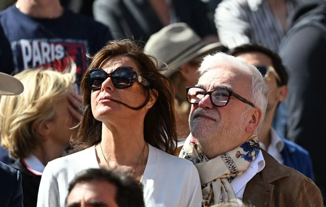 The star host of Cnews (who is a former sports journalist) Pascal Praud tries the scarf. (Brad doesn't want to).