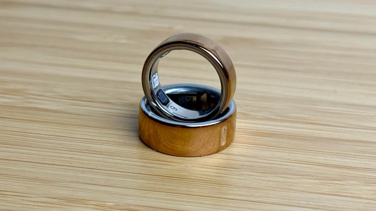 Oura Ring 5 on top of Oura Ring 4.