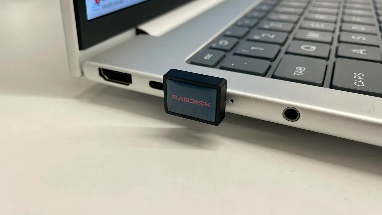 SanDisk ExtremeFit USB flash drive